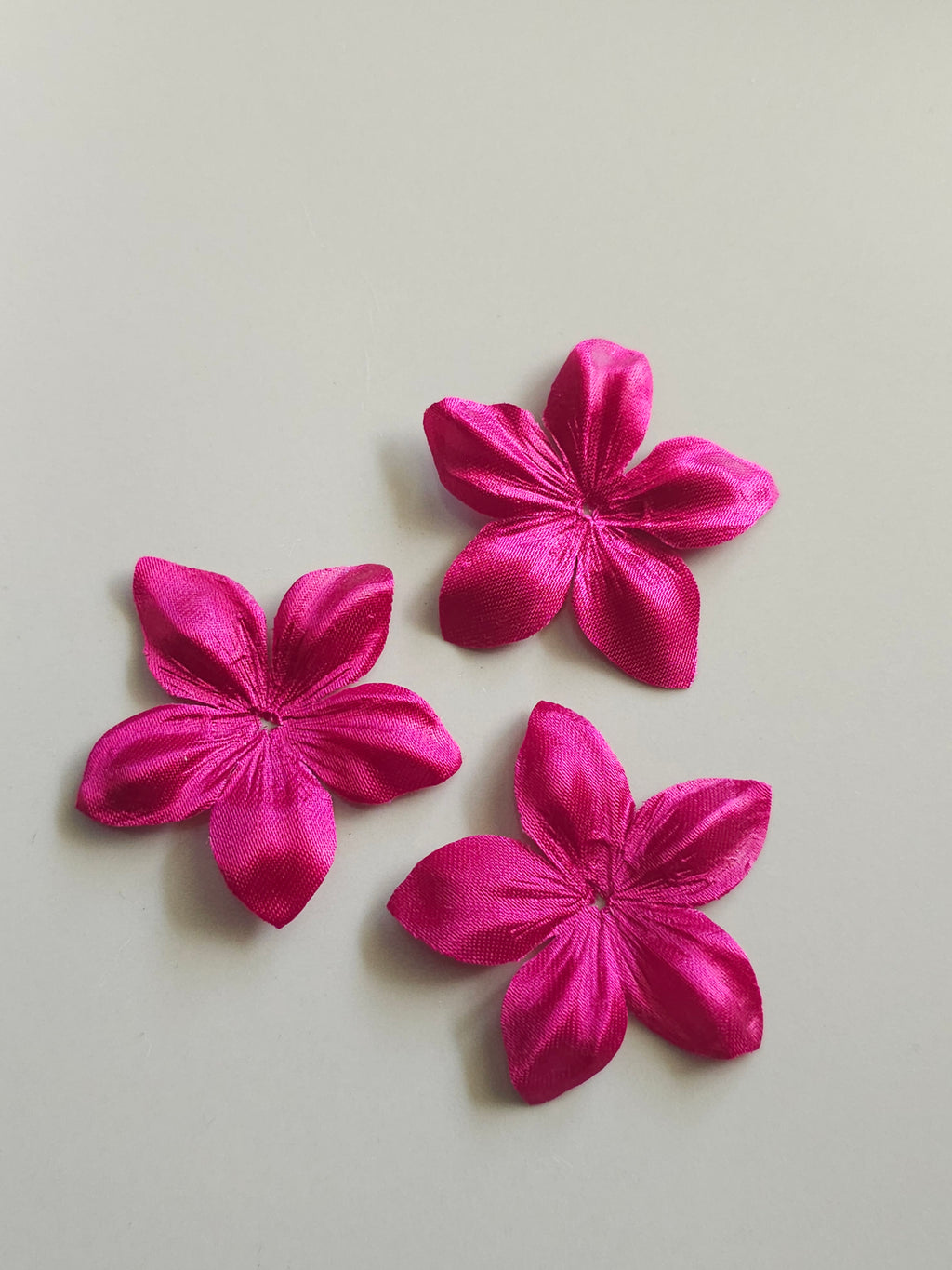 3 fleurs en satin de soie 4,3 cm fuchsia pour bijoux mariage, scrapbooking, carterie, couture