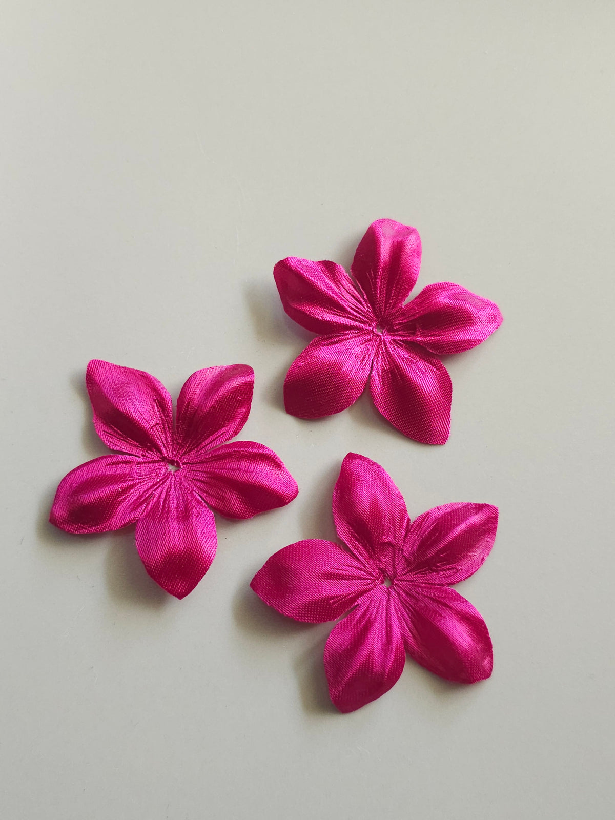 3 fleurs en satin de soie 4,3 cm fuchsia pour bijoux mariage, scrapbooking, carterie, couture