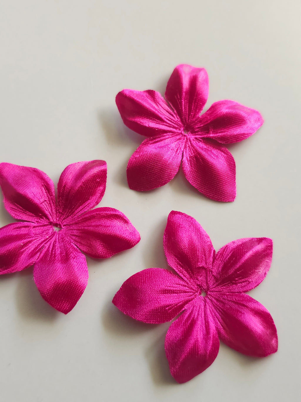 3 fleurs en satin de soie 4,3 cm fuchsia pour bijoux mariage, scrapbooking, carterie, couture