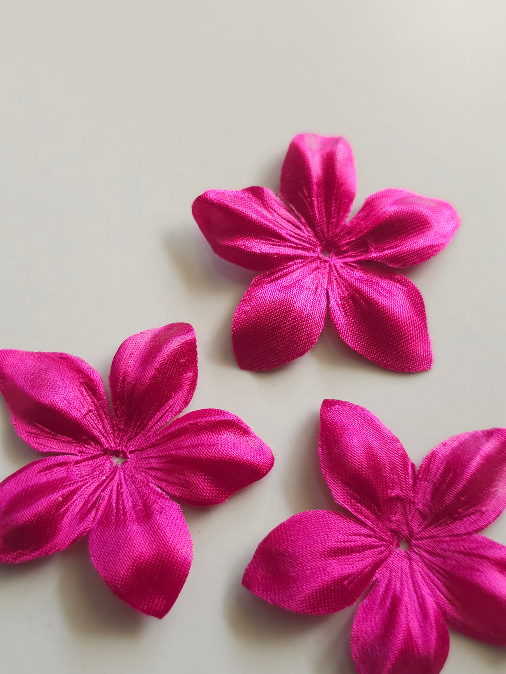 3 fleurs en satin de soie 4,3 cm fuchsia pour bijoux mariage, scrapbooking, carterie, couture
