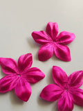 3 fleurs en satin de soie 4,3 cm fuchsia pour bijoux mariage, scrapbooking, carterie, couture