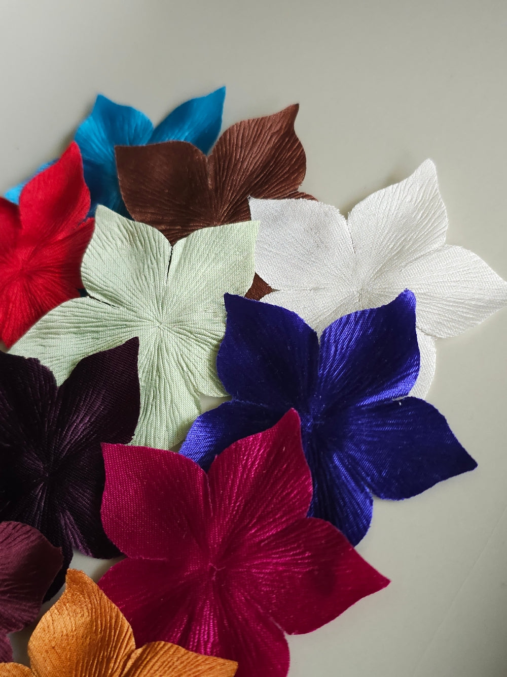 Lot de 15 fleurs en satin de soie couleur pour bijoux mariage, scrapbooking, carterie, couture