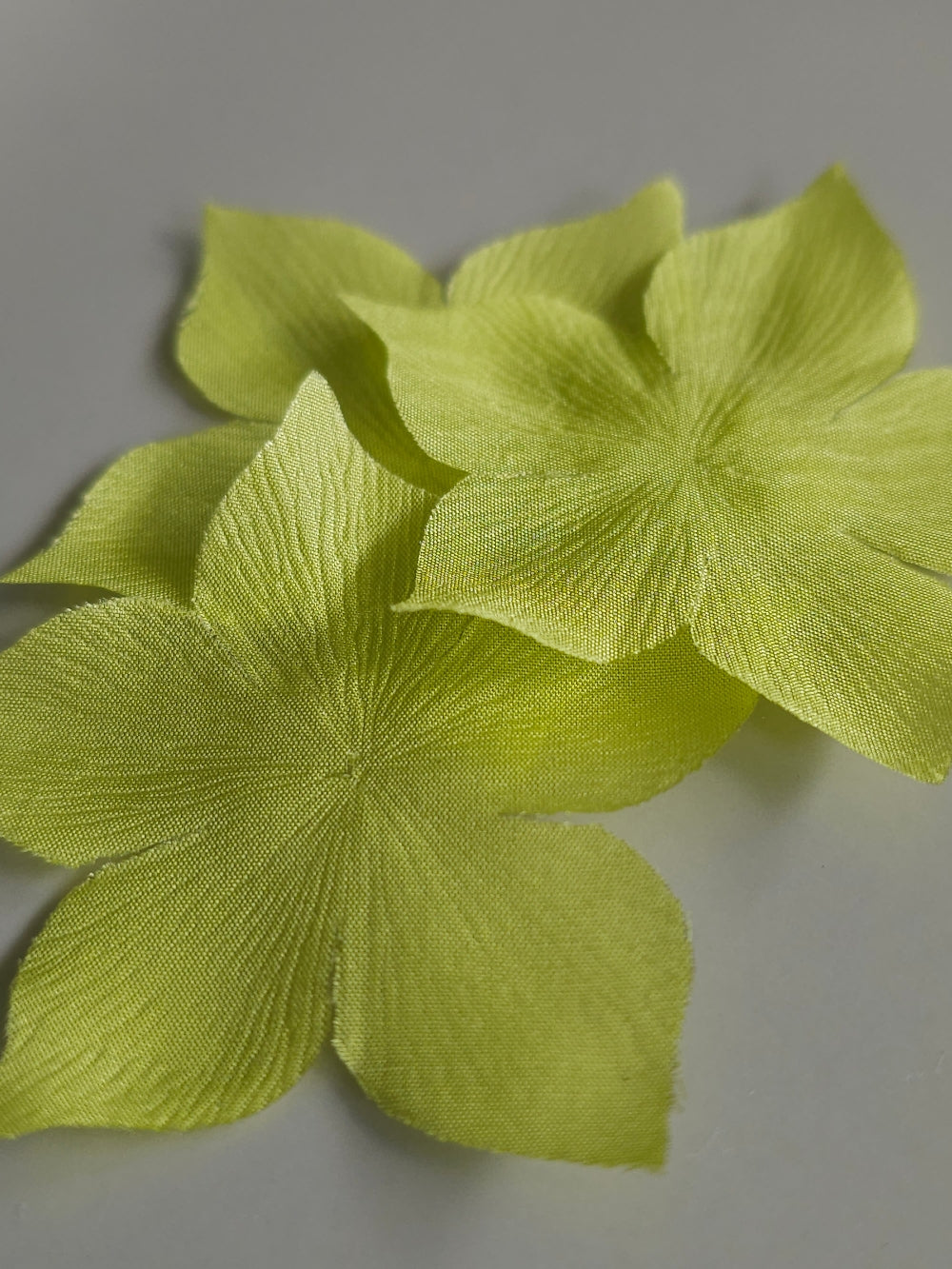 3 fleurs en pongé de soie vert jaune anis pour bijoux mariage, scrapbooking, carterie, couture