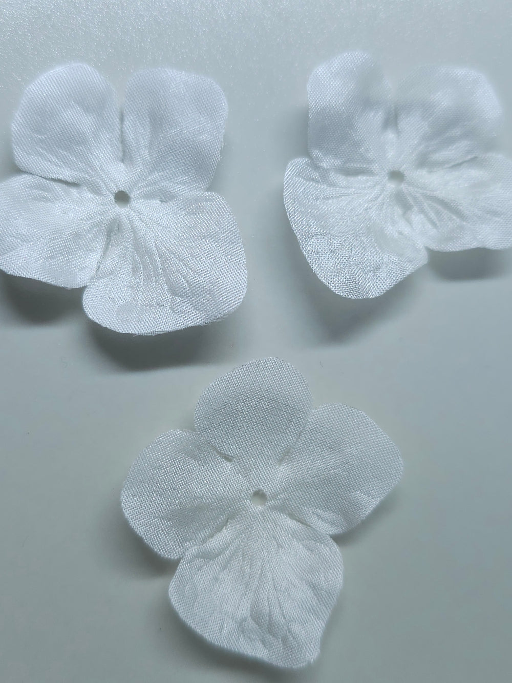 3 fleurs hortensia en pongé de soie blanc pour bijoux mariage, scrapbooking, carterie, couture