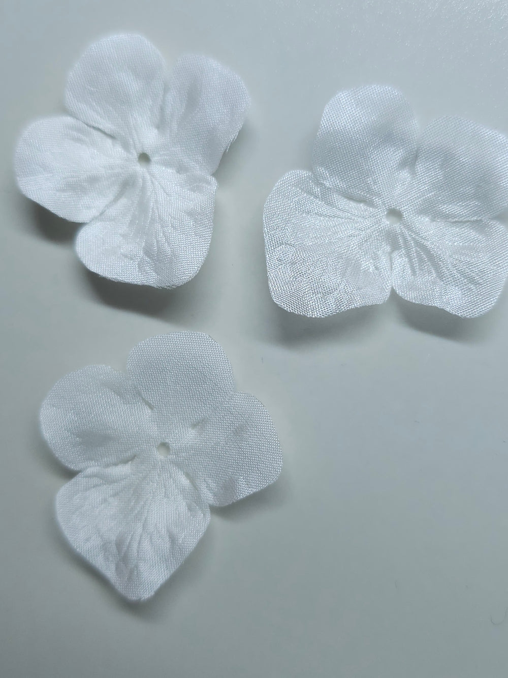 3 fleurs hortensia en pongé de soie blanc pour bijoux mariage, scrapbooking, carterie, couture