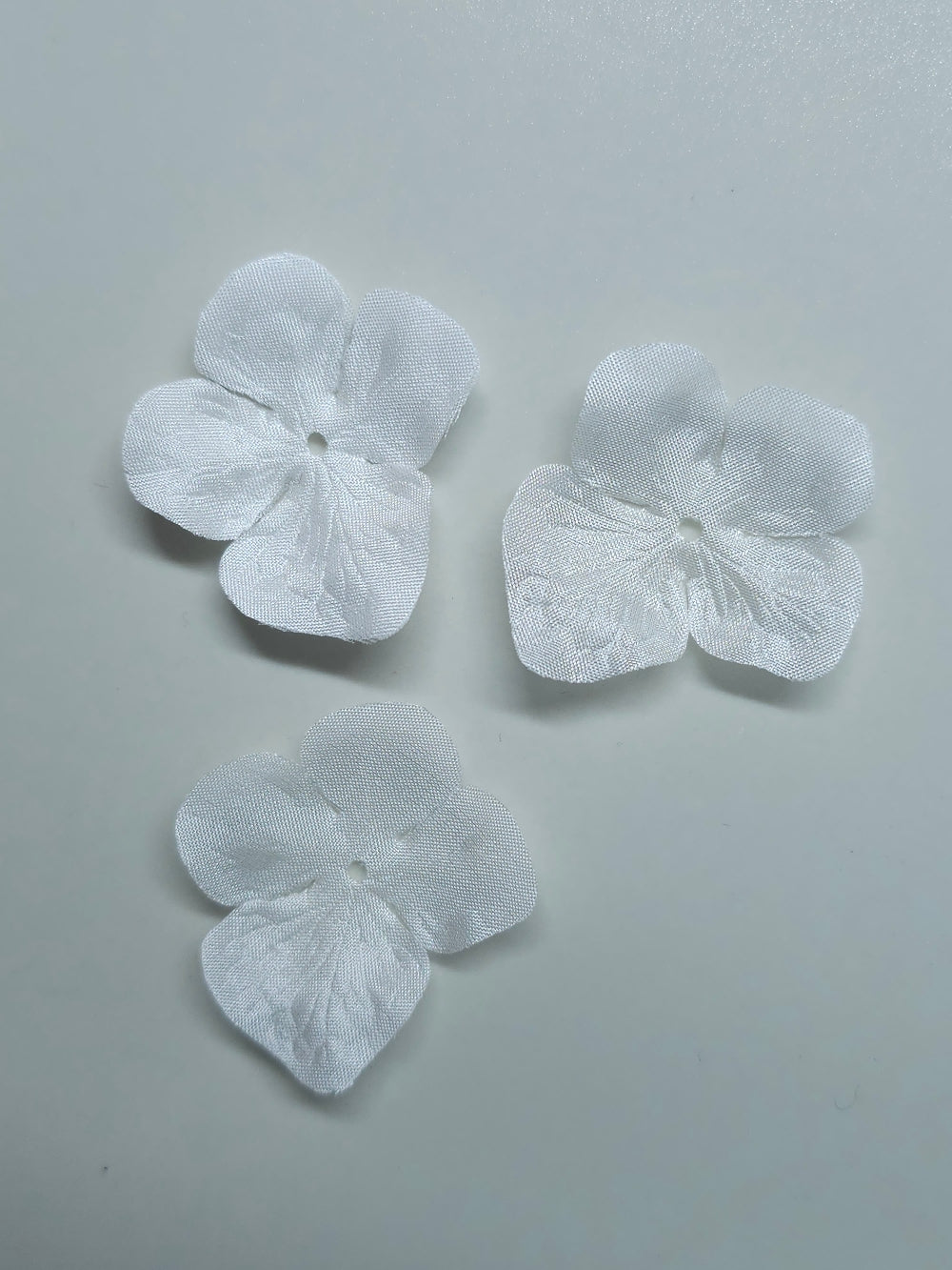 3 fleurs hortensia en pongé de soie blanc pour bijoux mariage, scrapbooking, carterie, couture