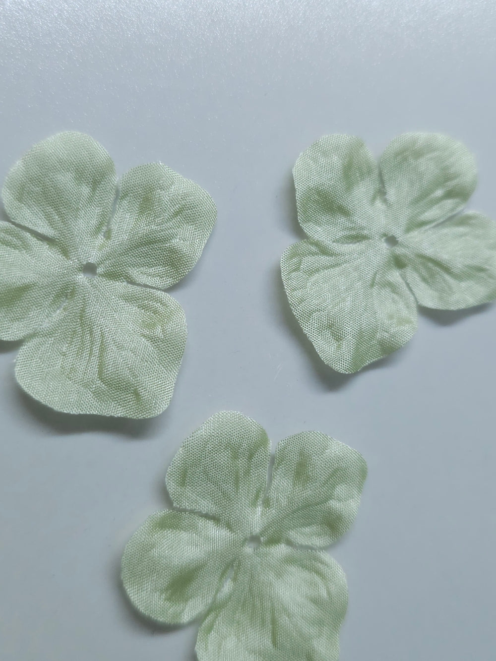 3 fleurs hortensia en pongé de soie vert amande pour bijoux mariage, scrapbooking, carterie, couture