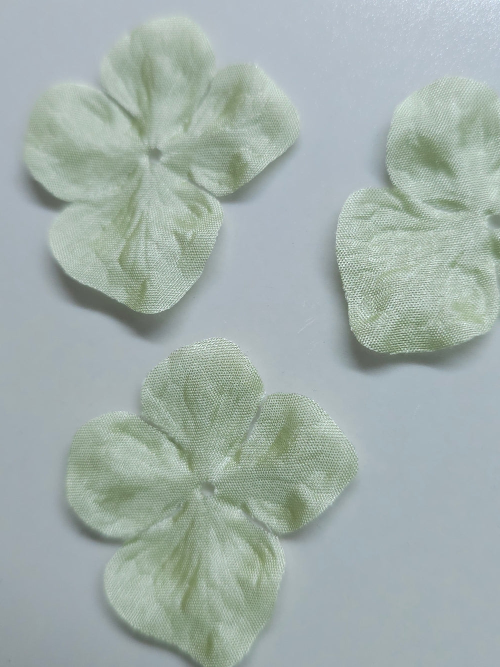 3 fleurs hortensia en pongé de soie vert amande pour bijoux mariage, scrapbooking, carterie, couture