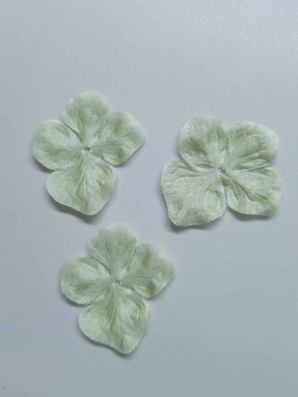 3 fleurs hortensia en pongé de soie vert amande pour bijoux mariage, scrapbooking, carterie, couture
