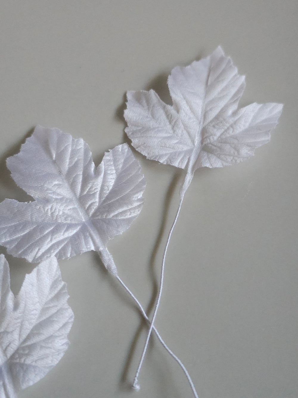 3 feuilles de vigne en satin de soie blanc pour bijoux mariage, scrapbooking, carterie, couture