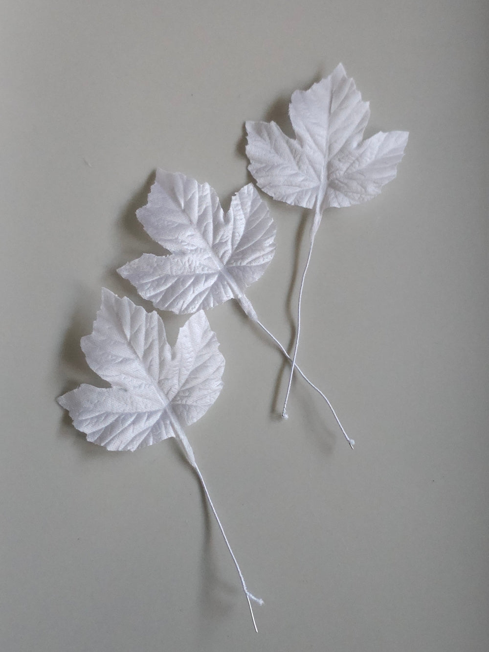 3 feuilles de vigne en satin de soie blanc pour bijoux mariage, scrapbooking, carterie, couture