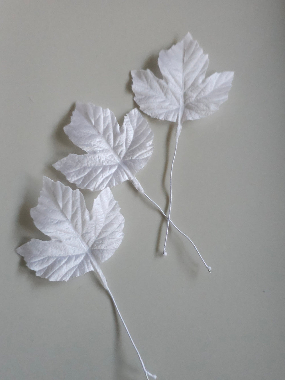 3 feuilles de vigne en satin de soie blanc pour bijoux mariage, scrapbooking, carterie, couture
