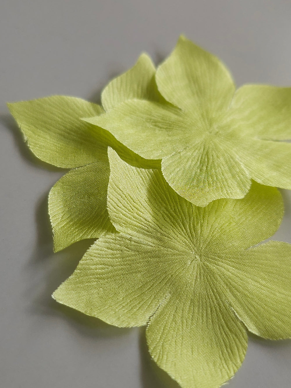 3 fleurs en pongé de soie vert jaune anis pour bijoux mariage, scrapbooking, carterie, couture