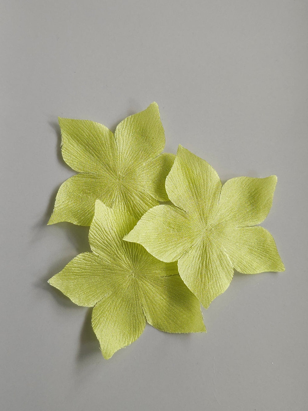 3 fleurs en pongé de soie vert jaune anis pour bijoux mariage, scrapbooking, carterie, couture