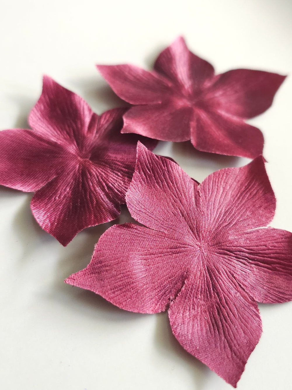 3 fleurs en satin de soie bordeaux pour bijoux mariage, scrapbooking, carterie, couture
