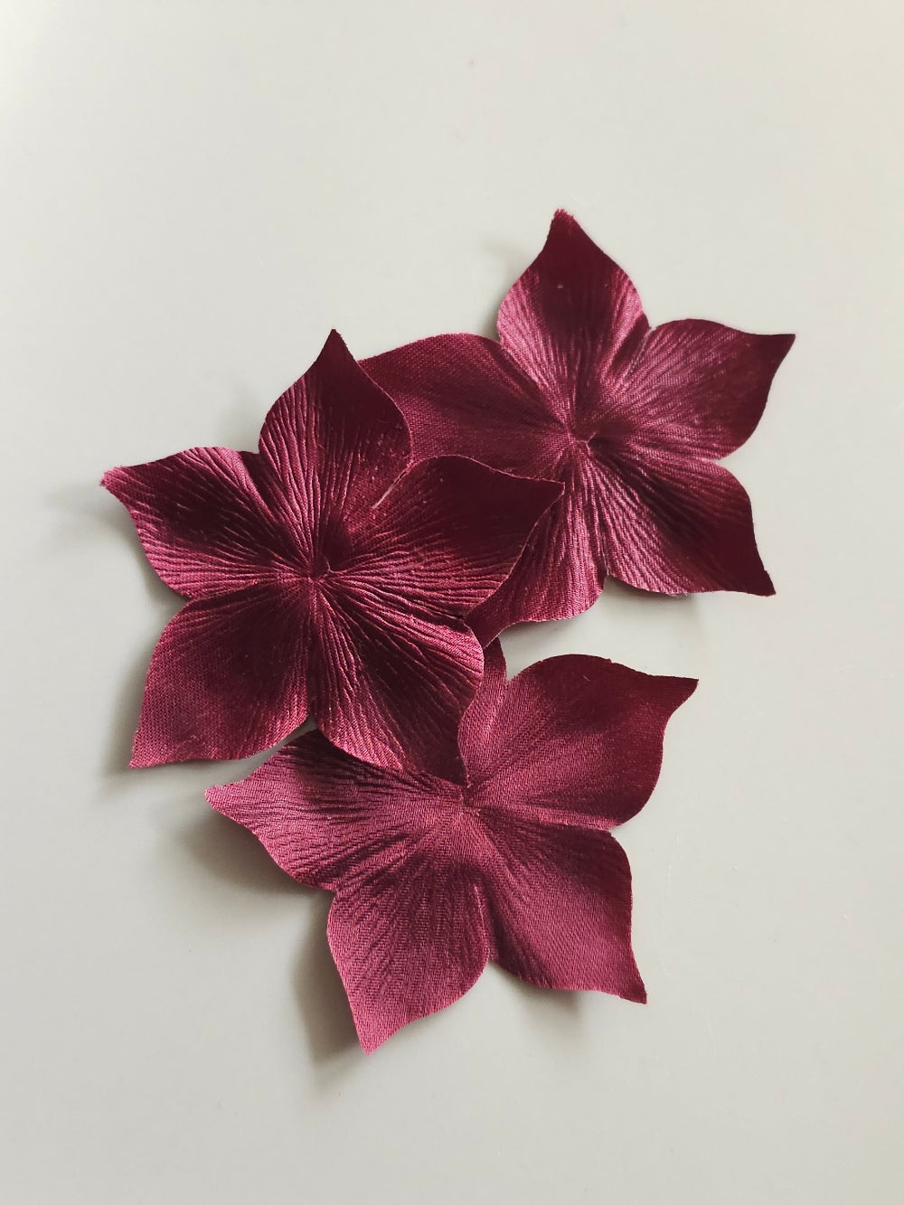 3 fleurs en satin de soie bordeaux pour bijoux mariage, scrapbooking, carterie, couture