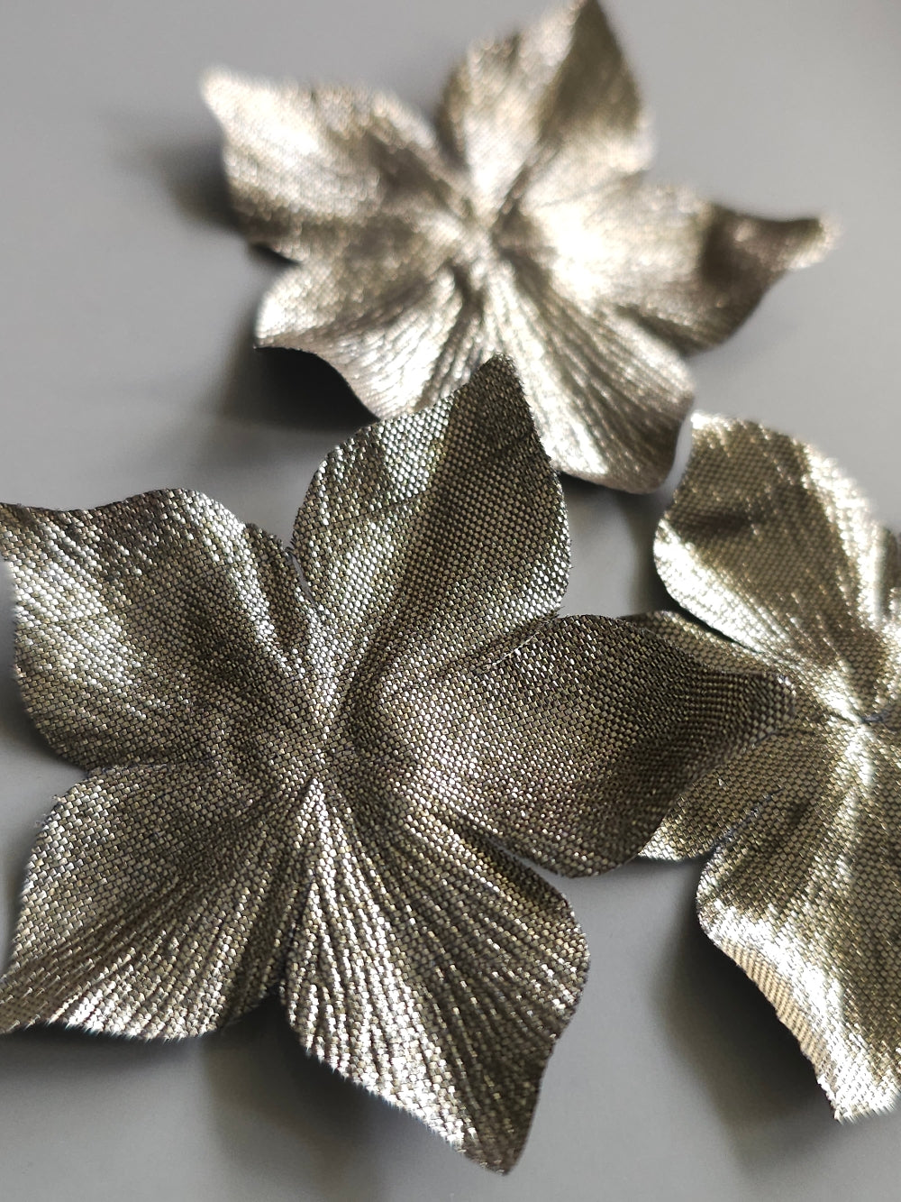 3 fleurs en satin de soie doré pour bijoux mariage, scrapbooking, carterie, couture