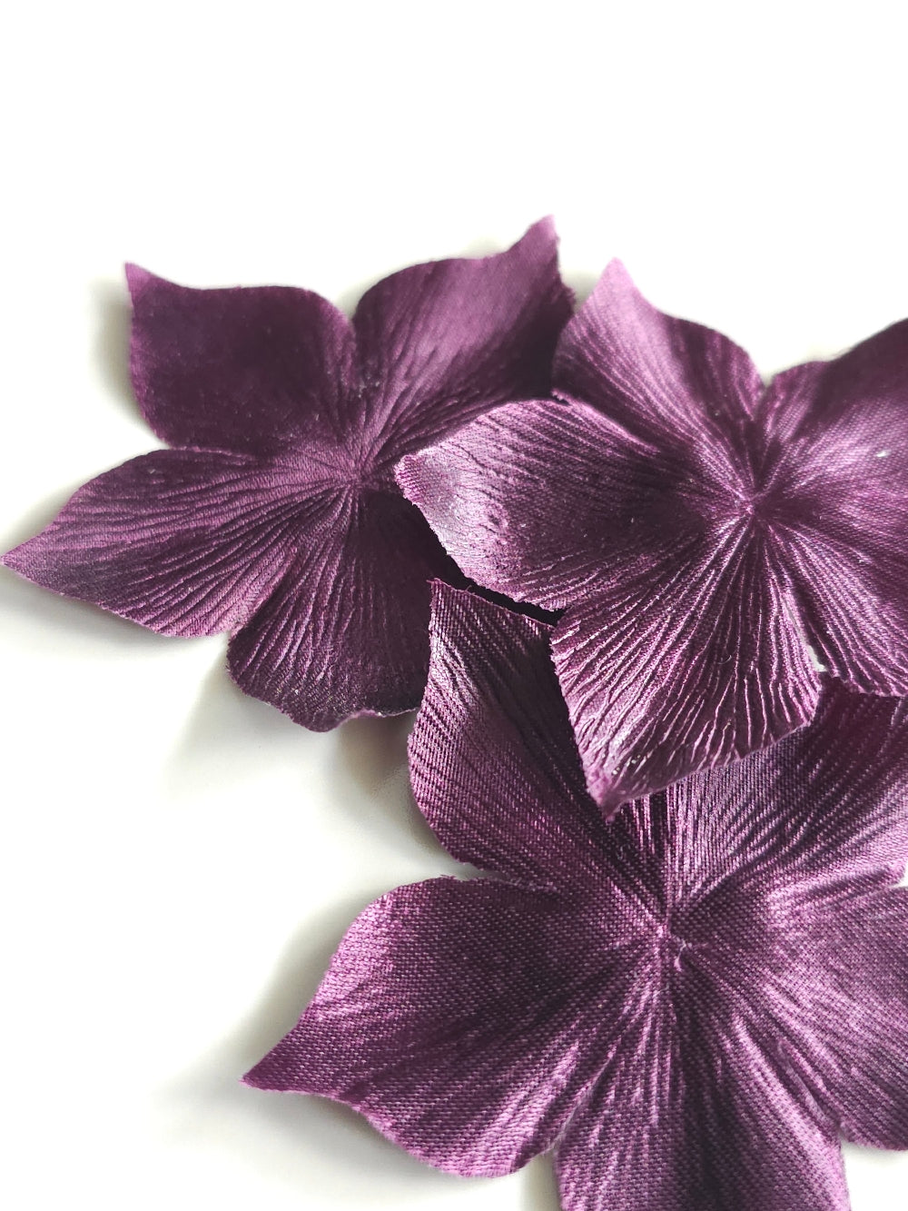 3 fleurs en satin de soie prune pour bijoux mariage, scrapbooking, carterie, couture