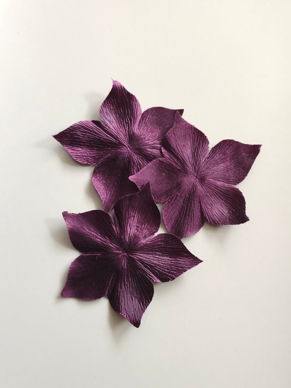 3 fleurs en satin de soie prune pour bijoux mariage, scrapbooking, carterie, couture
