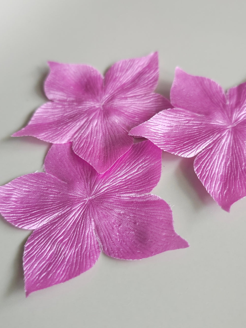 3 fleurs en satin de soie rose bonbon poudré pour bijoux mariage, scrapbooking, carterie, couture