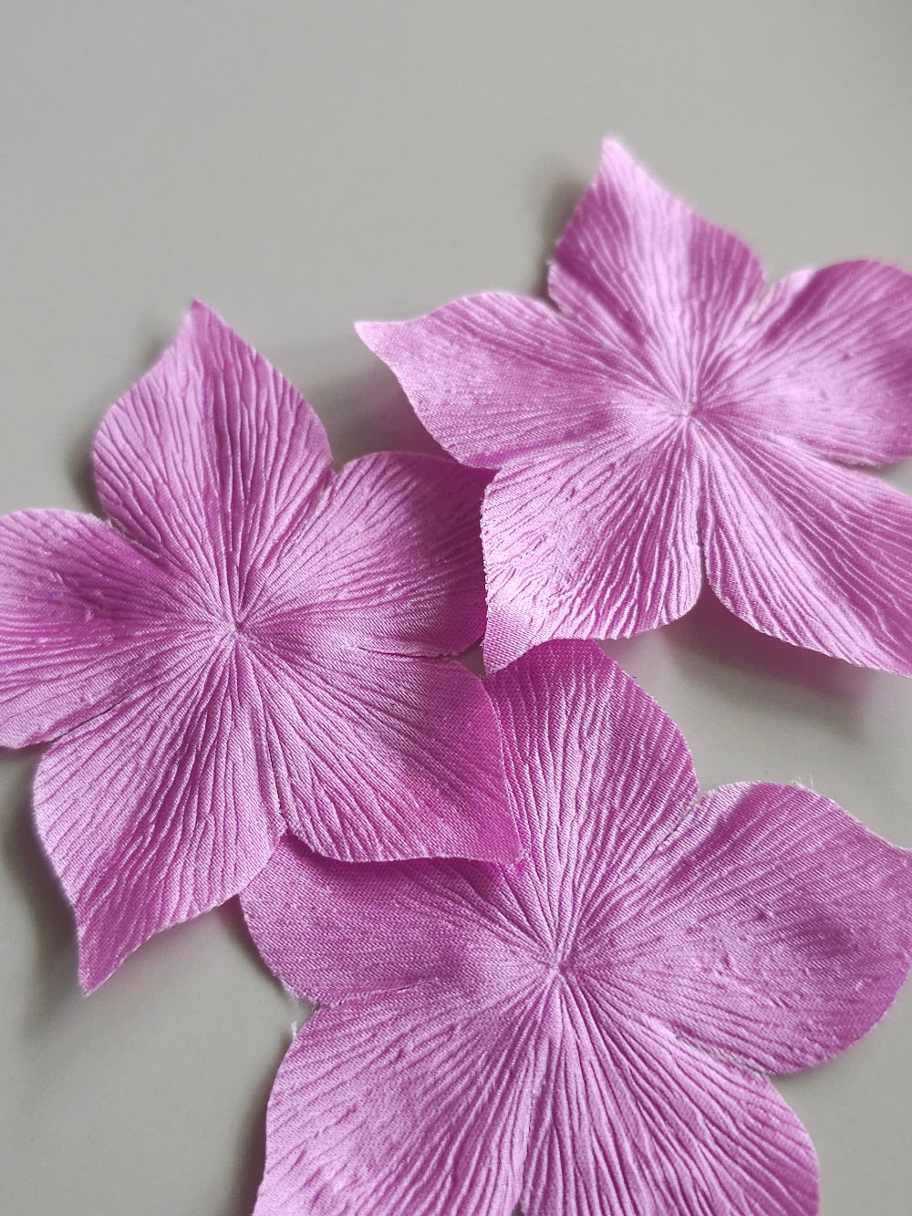3 fleurs en satin de soie rose bonbon poudré pour bijoux mariage, scrapbooking, carterie, couture