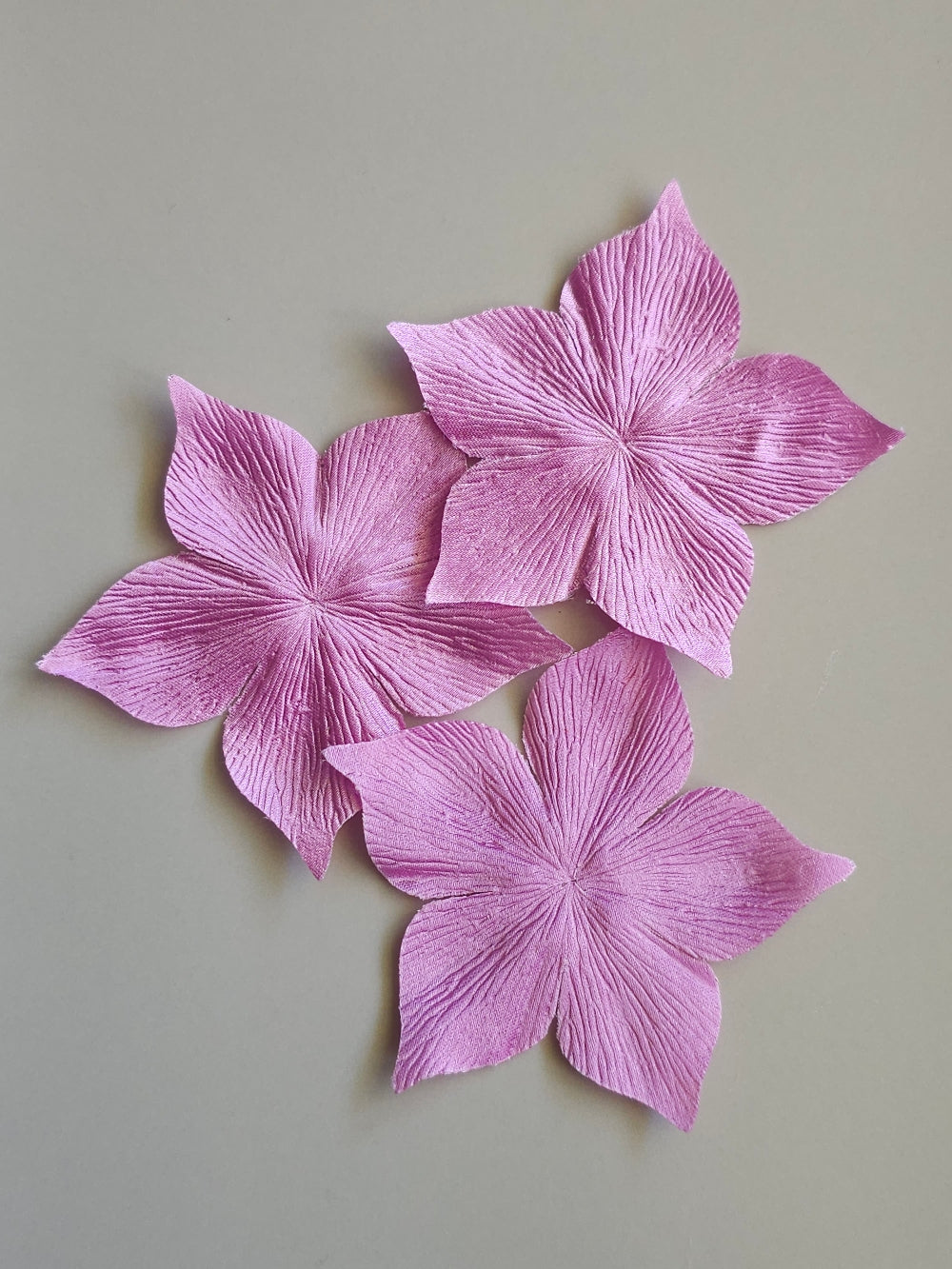 3 fleurs en satin de soie rose bonbon poudré pour bijoux mariage, scrapbooking, carterie, couture