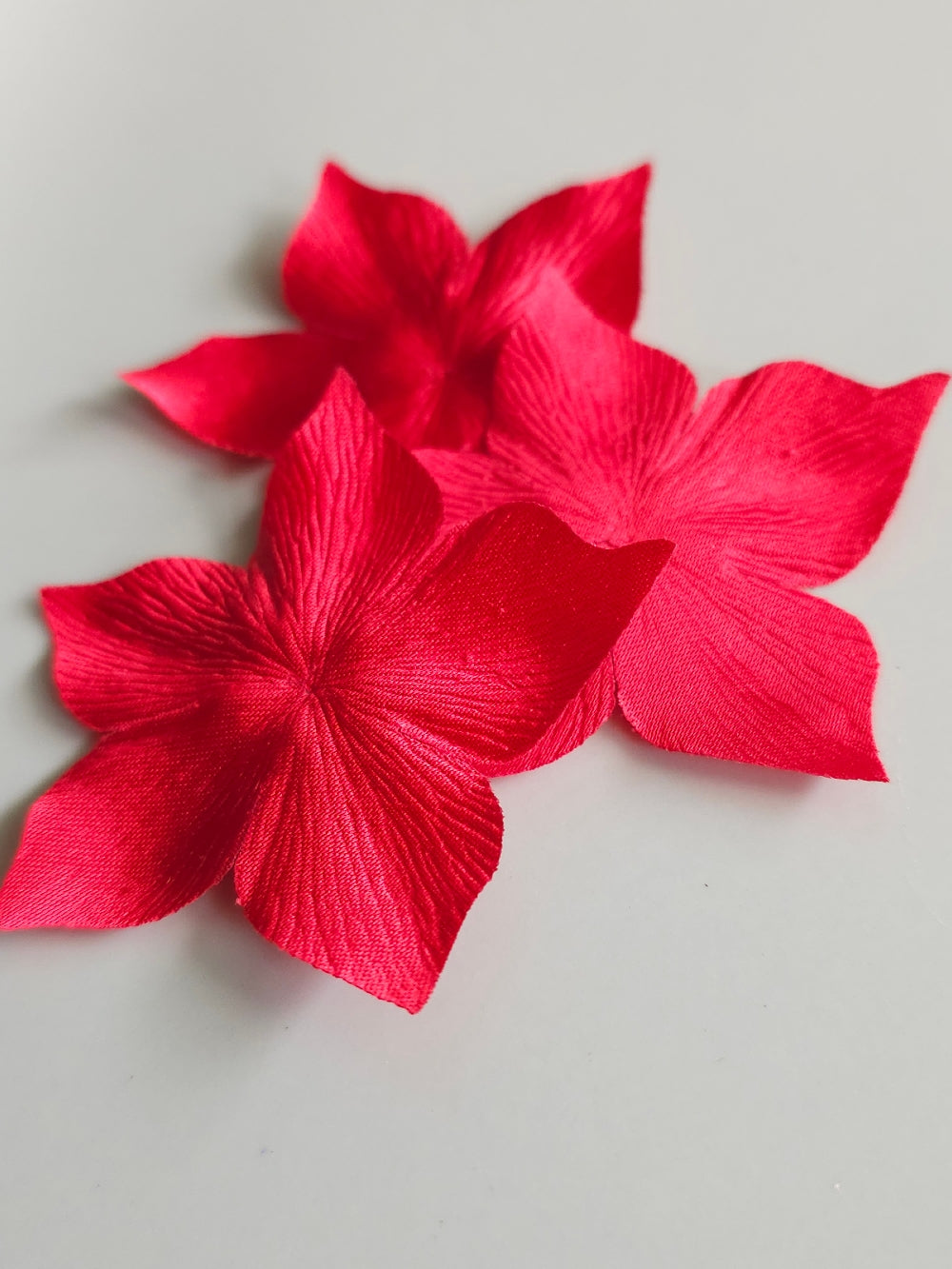 3 fleurs en satin de soie rouge pour bijoux mariage, scrapbooking, carterie, couture