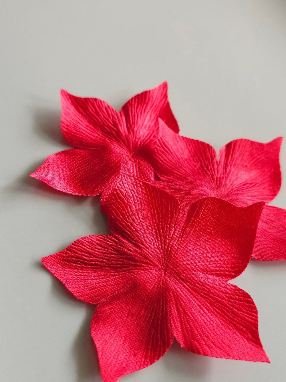 3 fleurs en satin de soie rouge pour bijoux mariage, scrapbooking, carterie, couture