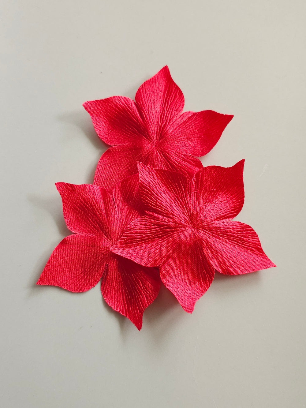 3 fleurs en satin de soie rouge pour bijoux mariage, scrapbooking, carterie, couture