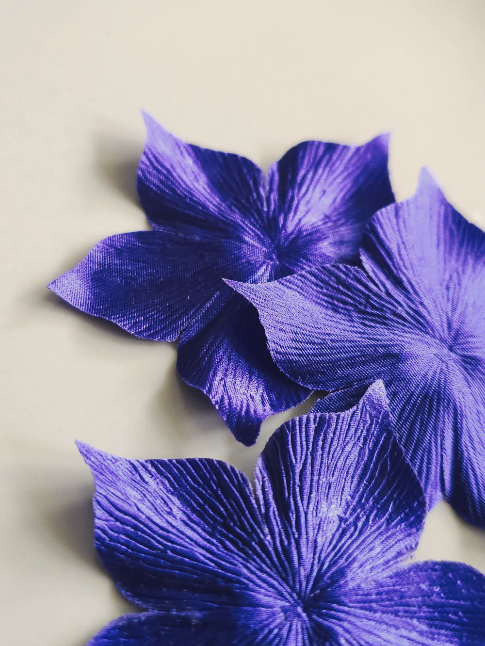 3 fleurs en satin de soie violet pour bijoux mariage, scrapbooking, carterie, couture
