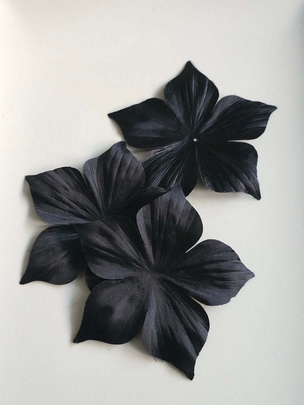 3 fleurs en satin de soie noire 8 cm pour bijoux mariage, scrapbooking, carterie, couture