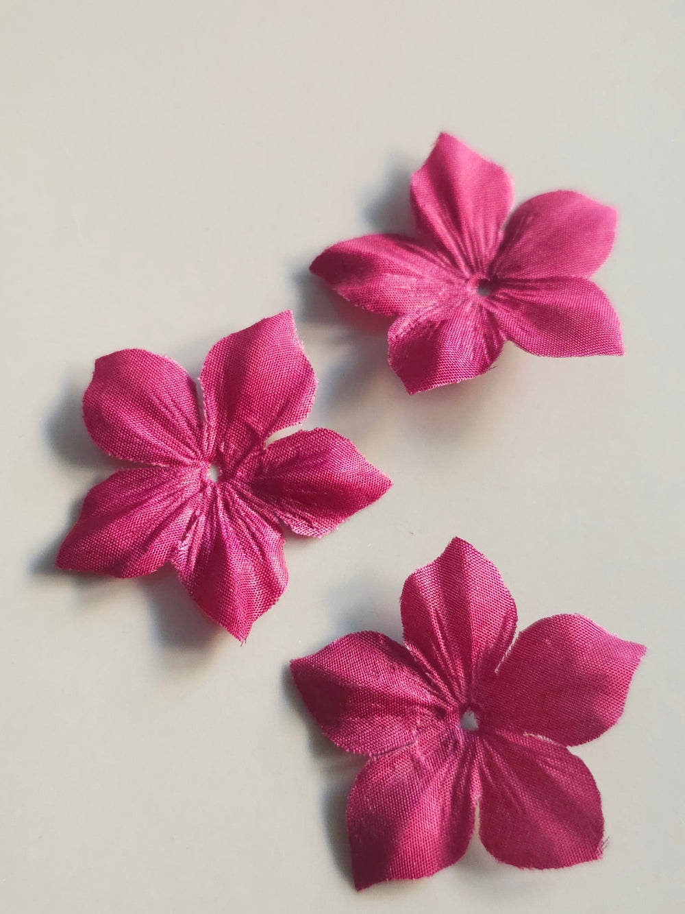 3 fleurs en pongé de soie 3,5 cm bordeaux pour bijoux mariage, scrapbooking, carterie, couture