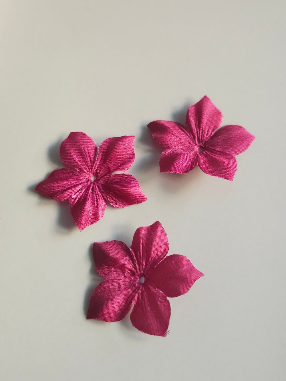 3 fleurs en pongé de soie 3,5 cm bordeaux pour bijoux mariage, scrapbooking, carterie, couture