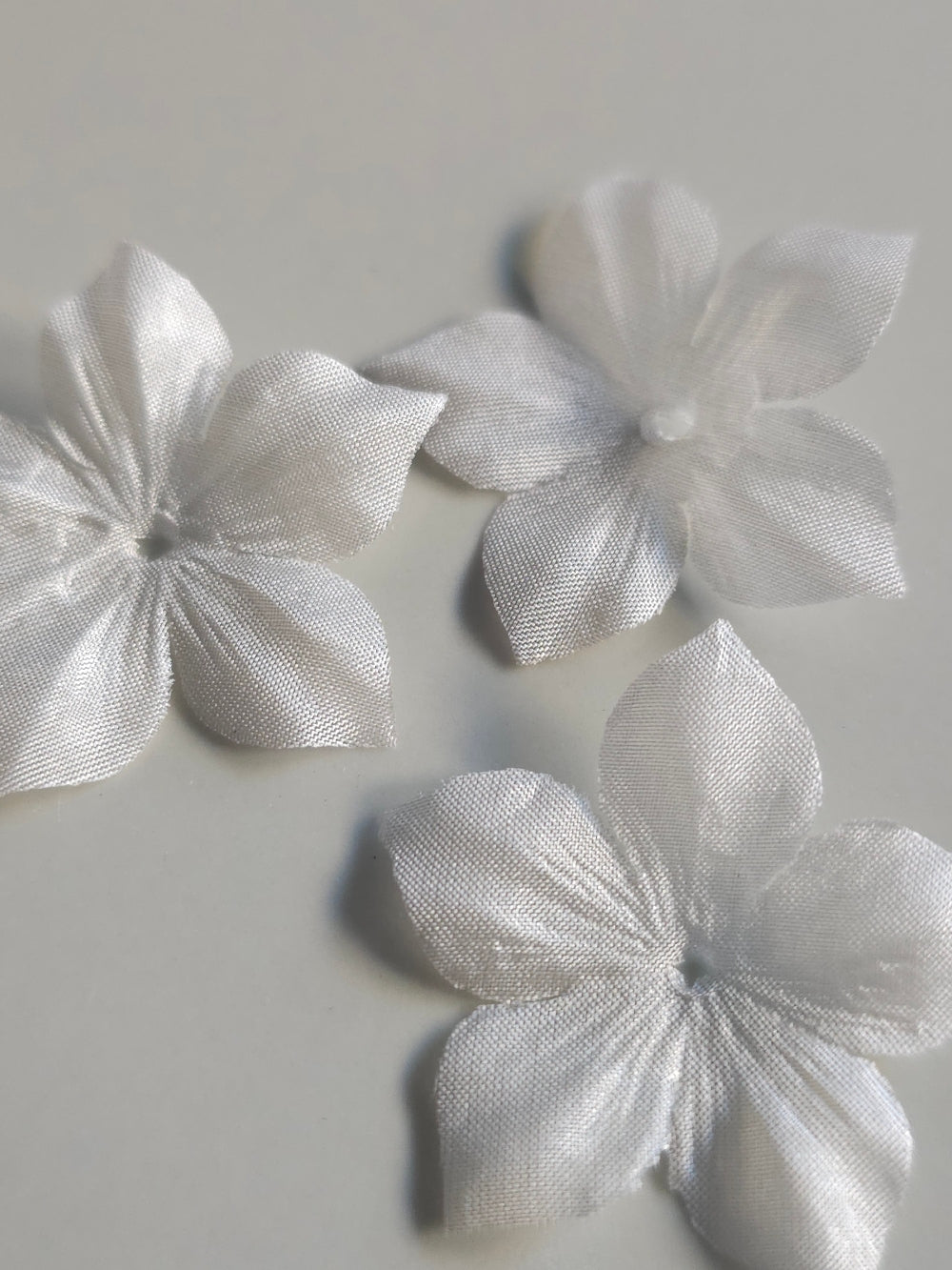 3 fleurs en pongé de soie 3,5 cm gris clair pour bijoux mariage, scrapbooking, carterie, couture