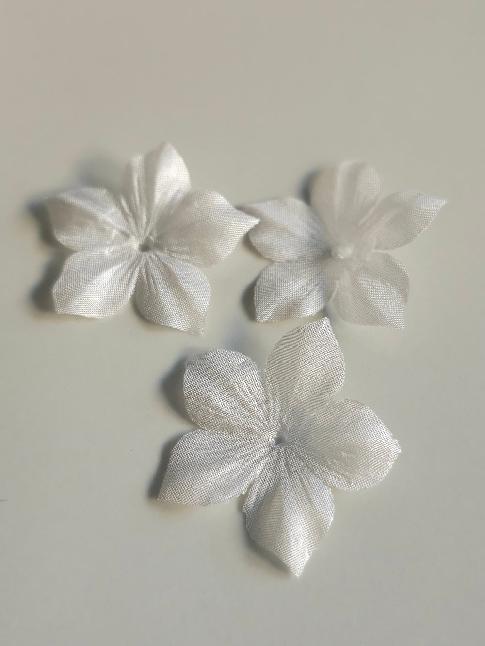3 fleurs en pongé de soie 3,5 cm gris clair pour bijoux mariage, scrapbooking, carterie, couture