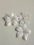 3 fleurs en pongé de soie 3,5 cm gris clair pour bijoux mariage, scrapbooking, carterie, couture