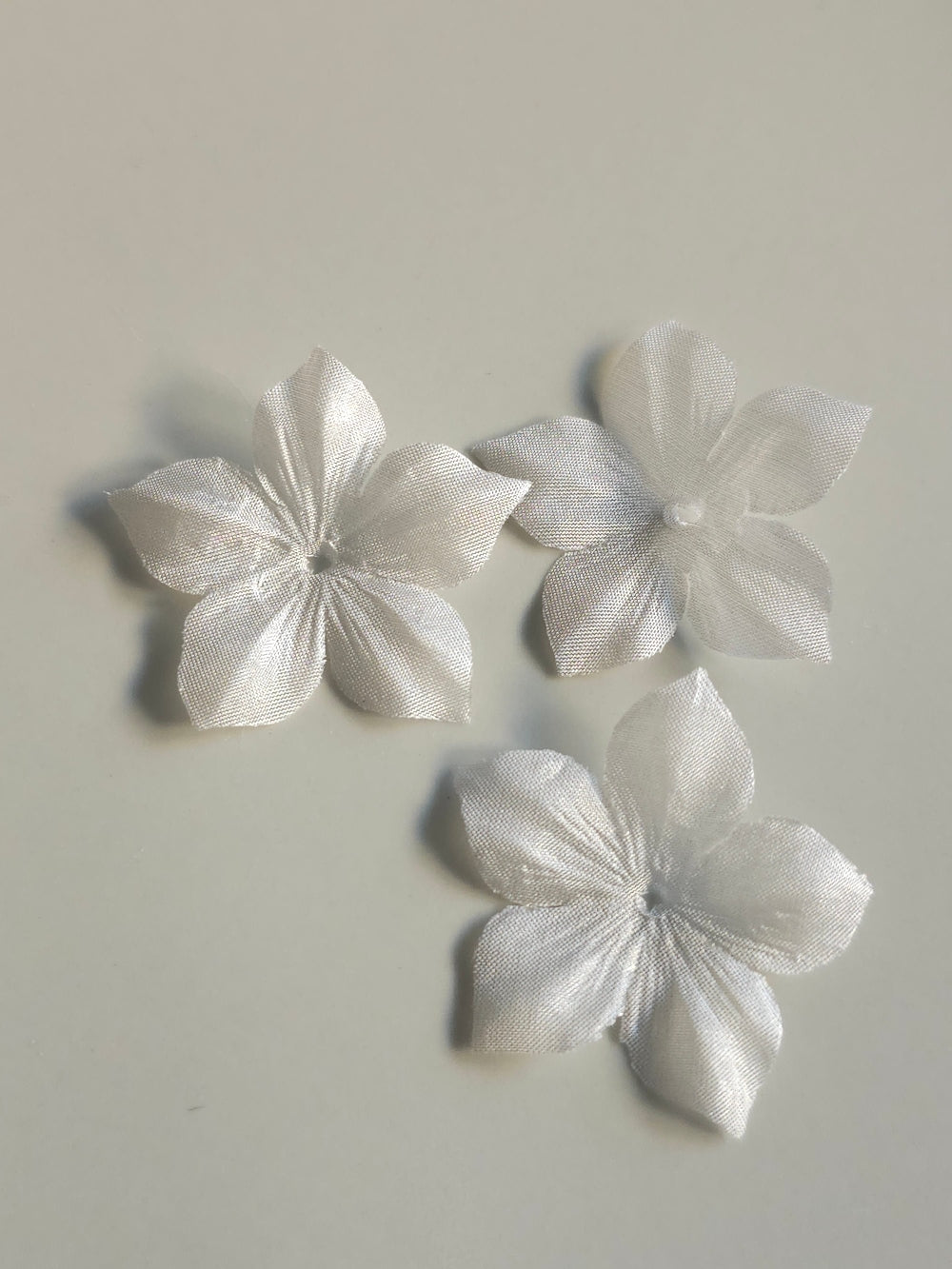 3 fleurs en pongé de soie 3,5 cm gris clair pour bijoux mariage, scrapbooking, carterie, couture