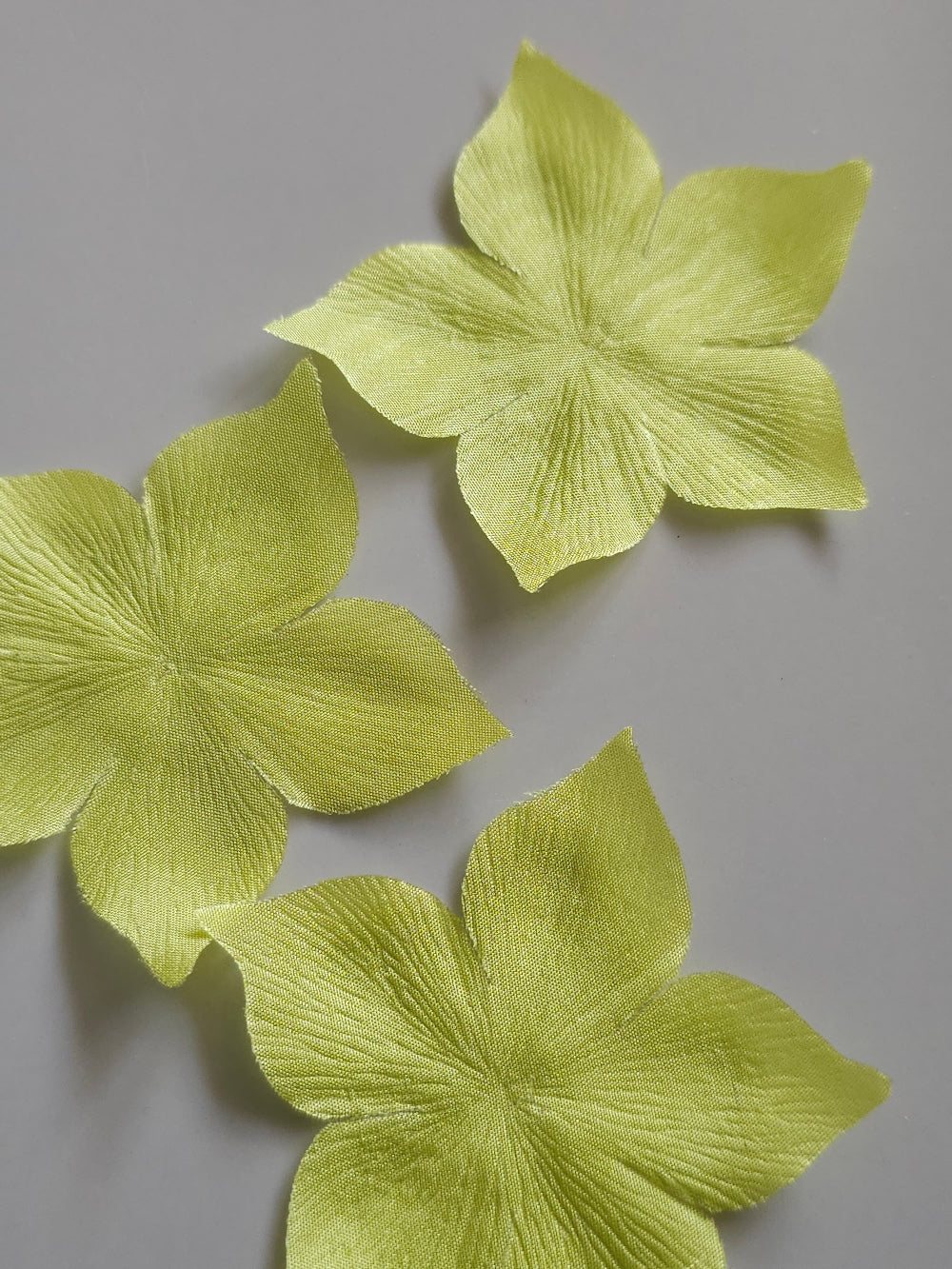 3 fleurs en pongé de soie vert anis pour bijoux mariage, scrapbooking, carterie, couture