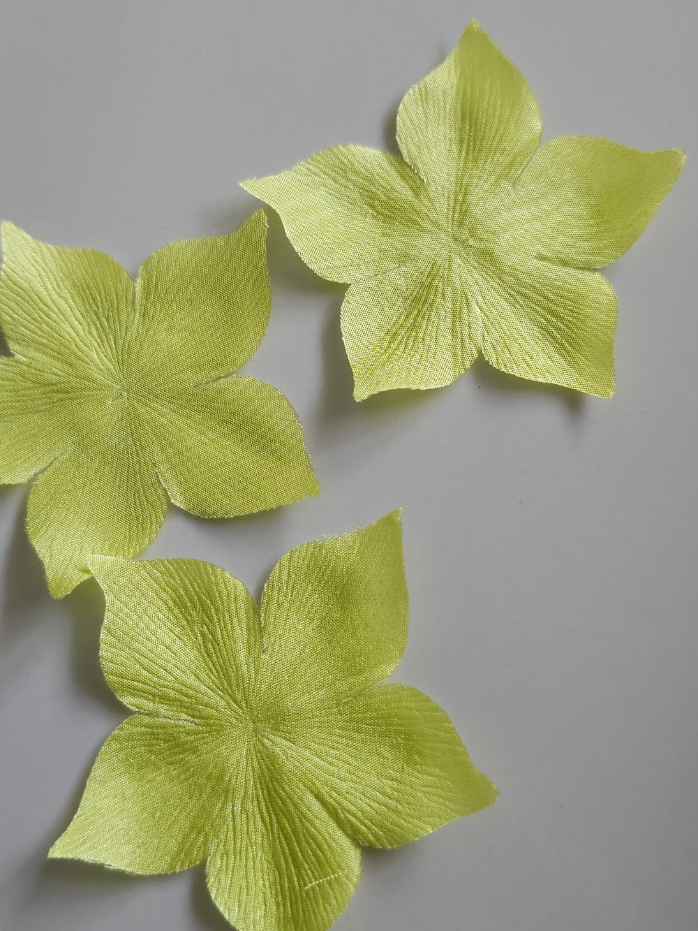 3 fleurs en pongé de soie vert anis pour bijoux mariage, scrapbooking, carterie, couture