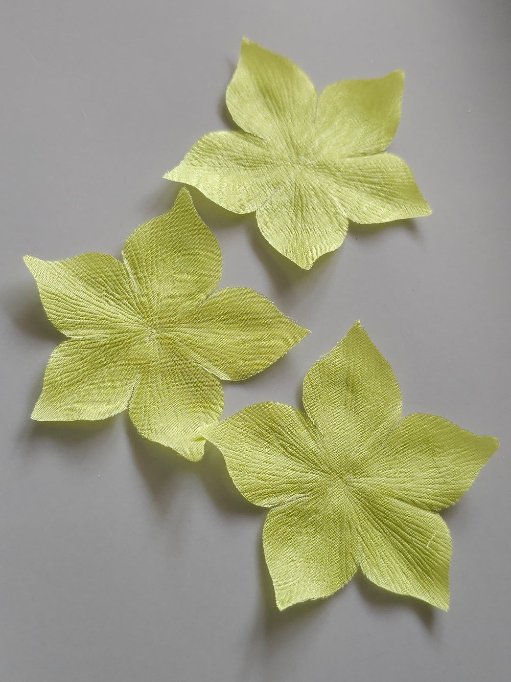 3 fleurs en pongé de soie vert anis pour bijoux mariage, scrapbooking, carterie, couture