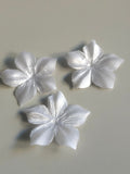 3 fleurs en satin de soie 3,5 cm blanc pour bijoux mariage, scrapbooking, carterie, couture