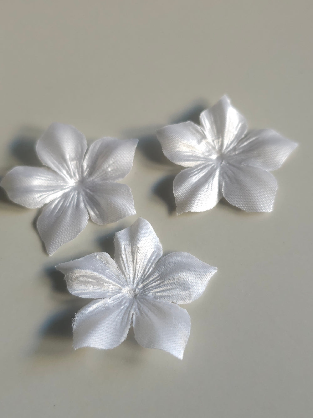 3 fleurs en satin de soie 3,5 cm blanc pour bijoux mariage, scrapbooking, carterie, couture