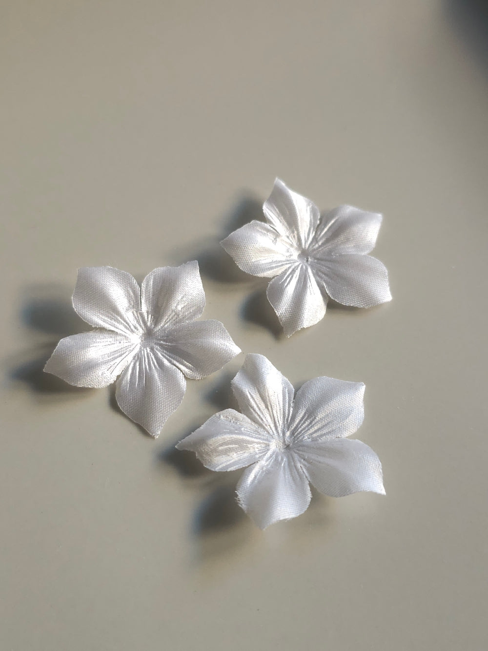 3 fleurs en satin de soie 3,5 cm blanc pour bijoux mariage, scrapbooking, carterie, couture