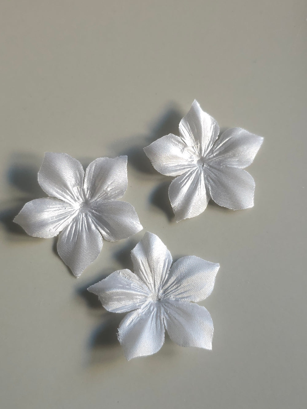 3 fleurs en satin de soie 3,5 cm blanc pour bijoux mariage, scrapbooking, carterie, couture