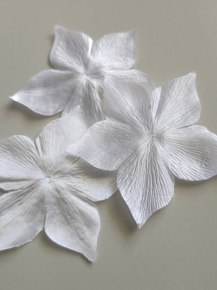 3 fleurs en satin de soie blanc pour bijoux mariage, scrapbooking, carterie, couture