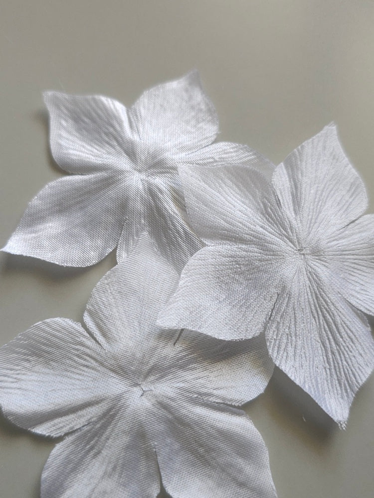 3 fleurs en satin de soie blanc pour bijoux mariage, scrapbooking, carterie, couture