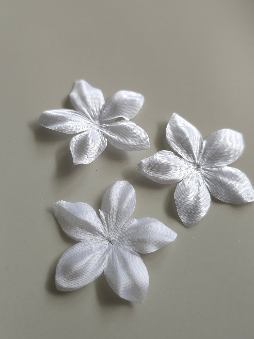 3 fleurs en satin de soie 4,3 cm blanc pour bijoux mariage, scrapbooking, carterie, couture