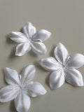 3 fleurs en satin de soie 4,3 cm blanc pour bijoux mariage, scrapbooking, carterie, couture
