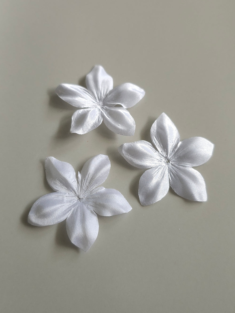 3 fleurs en satin de soie 4,3 cm blanc pour bijoux mariage, scrapbooking, carterie, couture