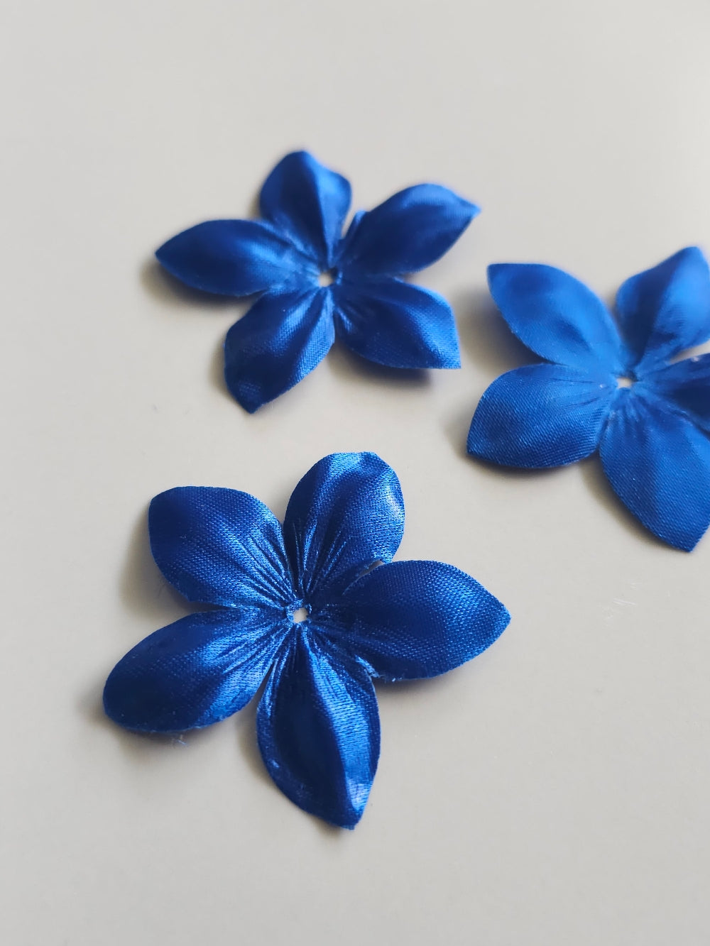 3 fleurs en satin de soie 4,3 cm bleu-roi pour bijoux mariage, scrapbooking, carterie, couture